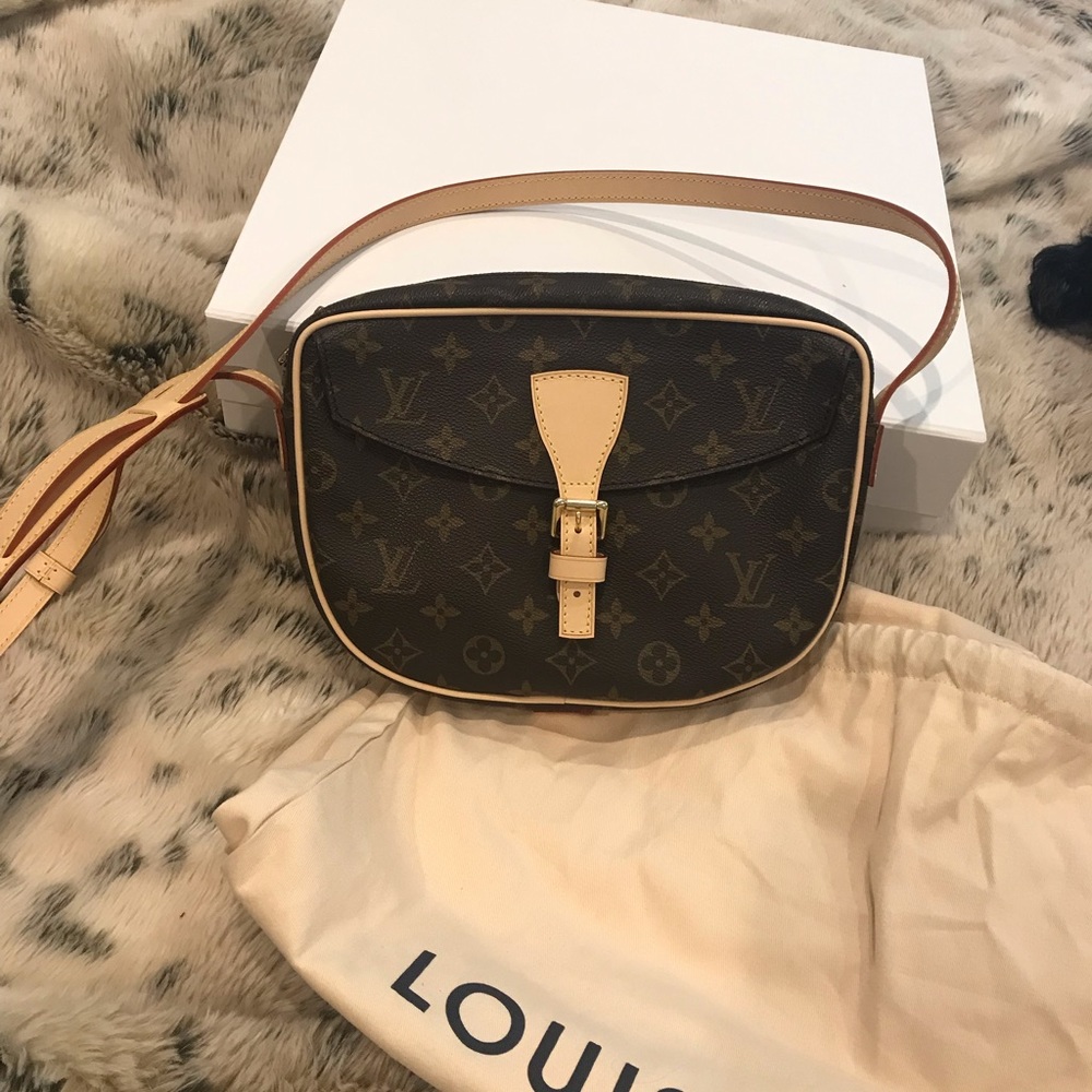 SOLD.  SOLD LV CS  JEUNE FILLE GM